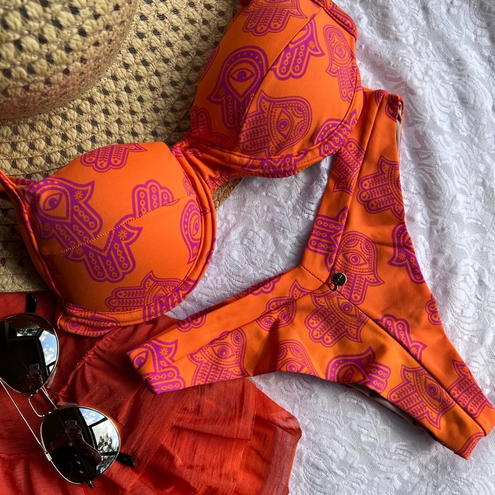 Bikini Fátima hand